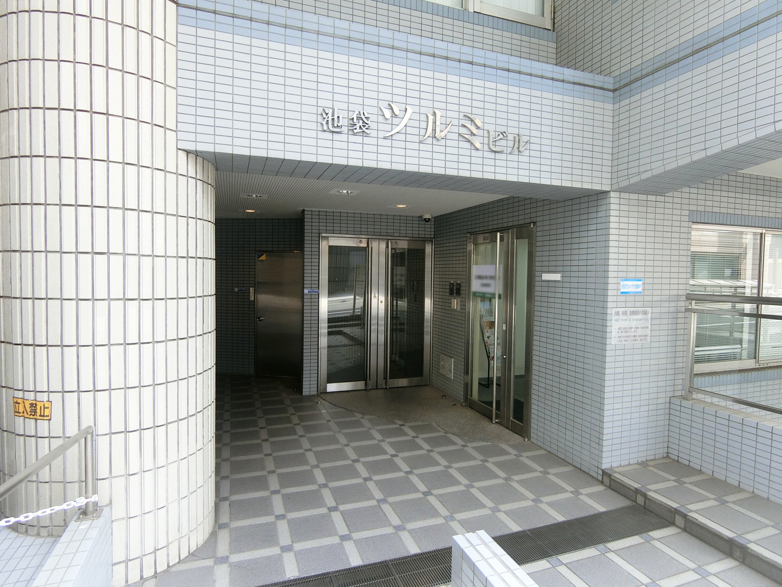 オフィスビル出入口
