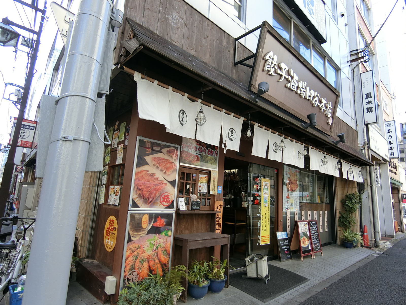 1階飲食店の様子