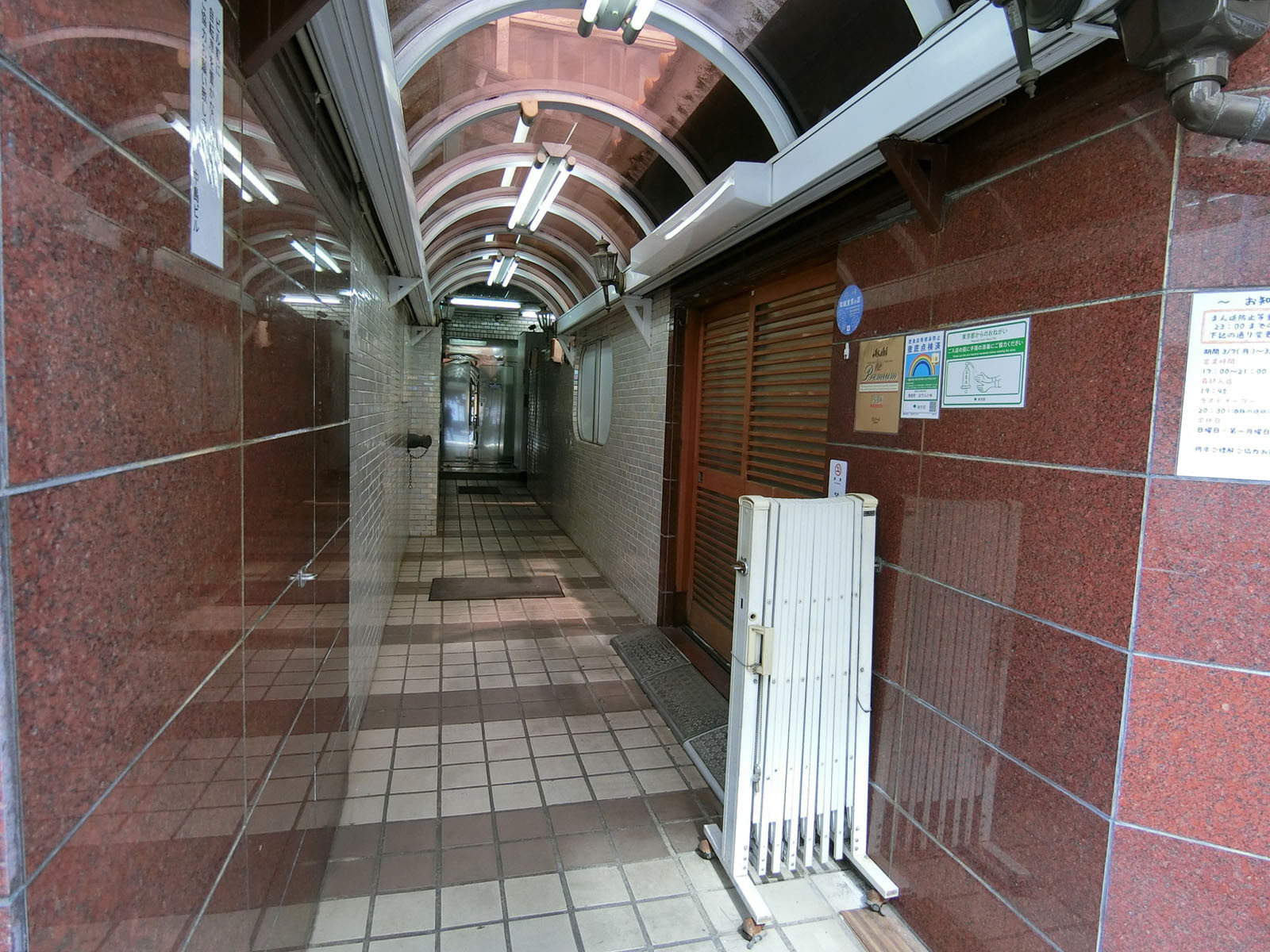 オフィスビル出入り口