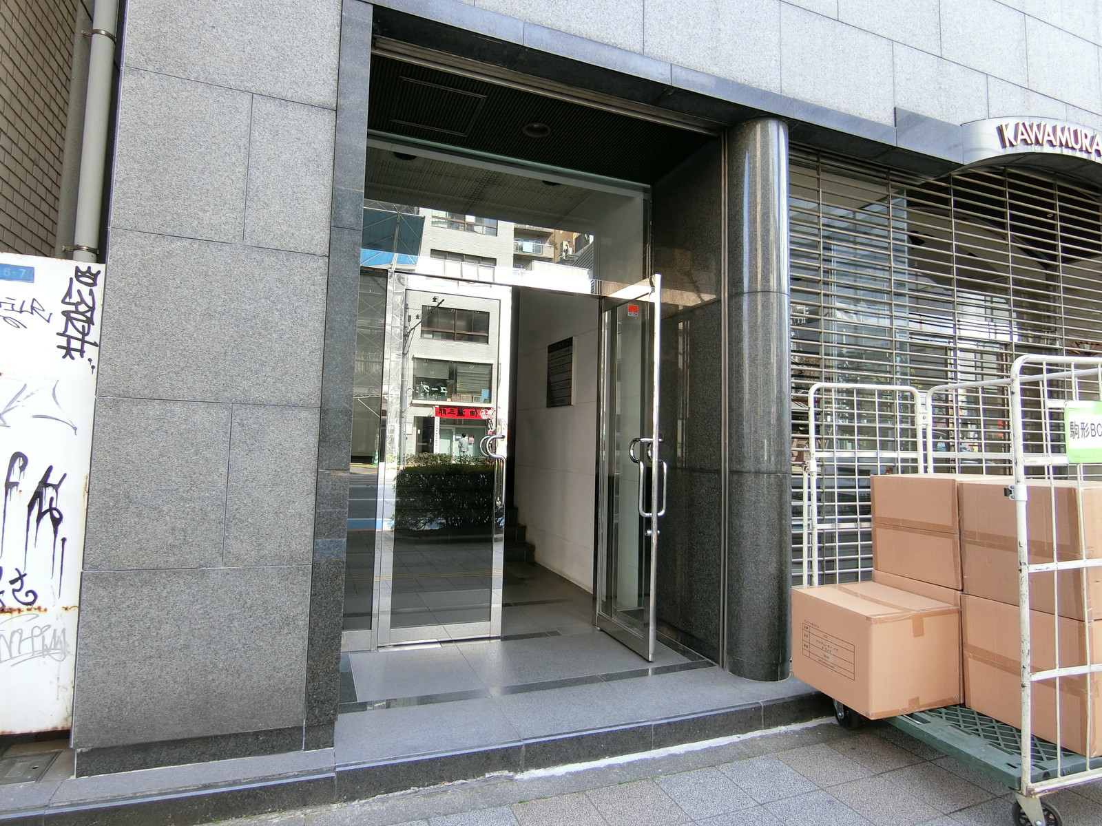 オフィスビル出入口