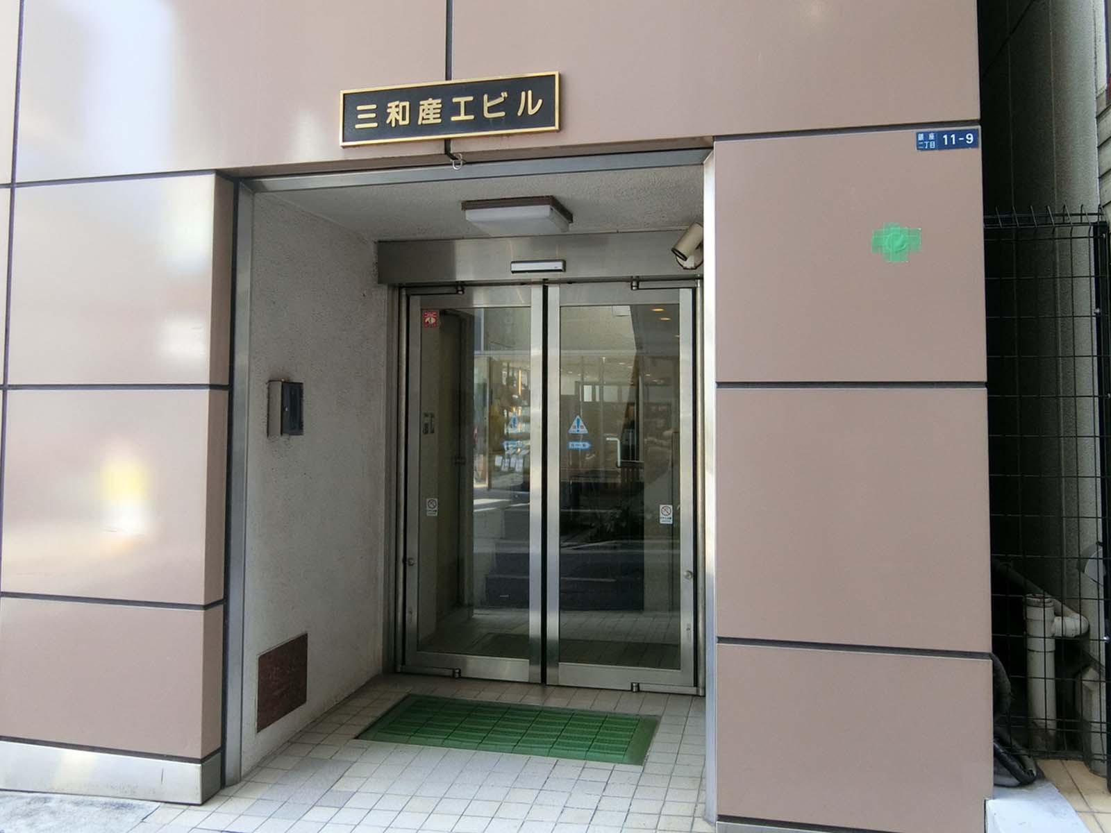オフィスビル出入口