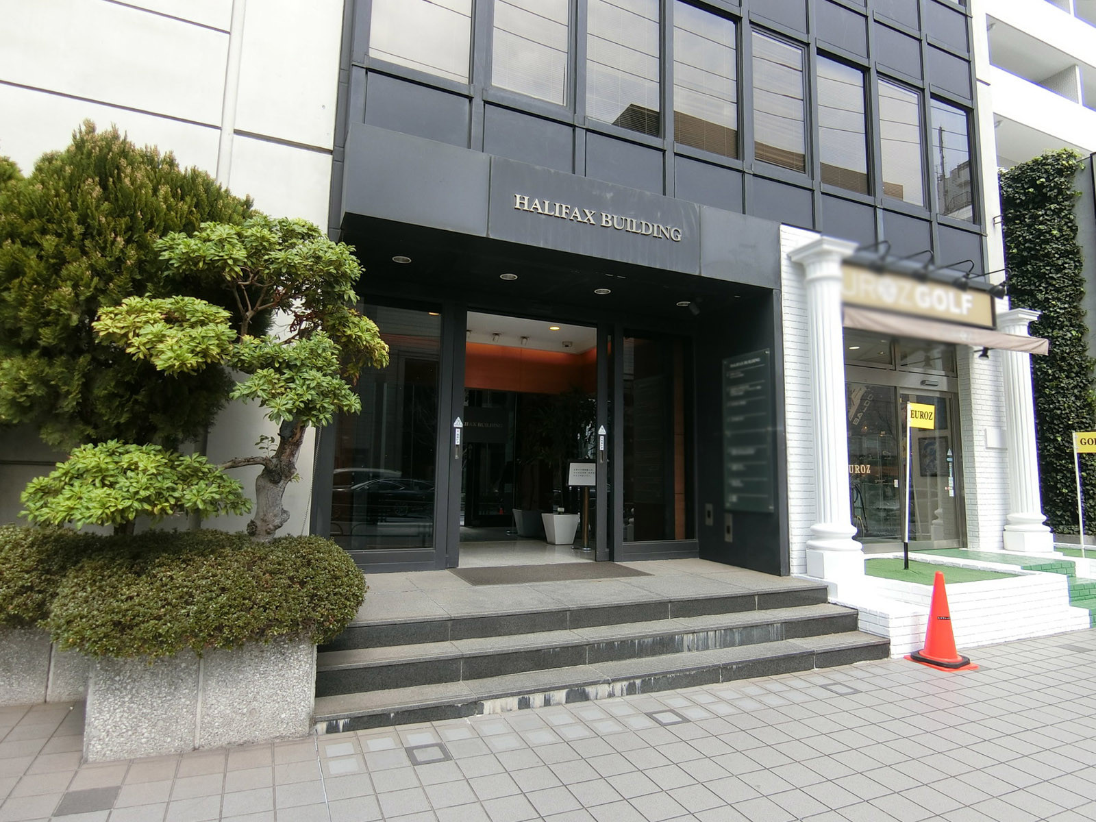 オフィスビル出入り口