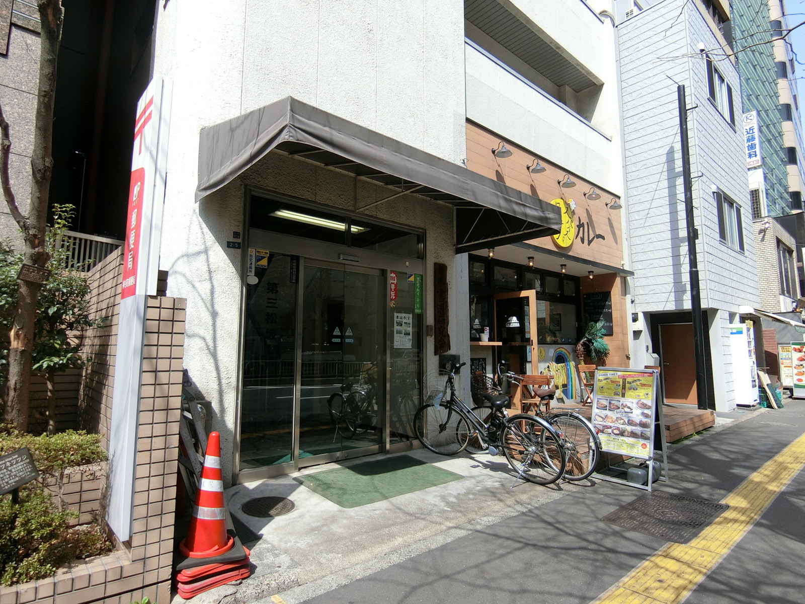 オフィスビル出入り口