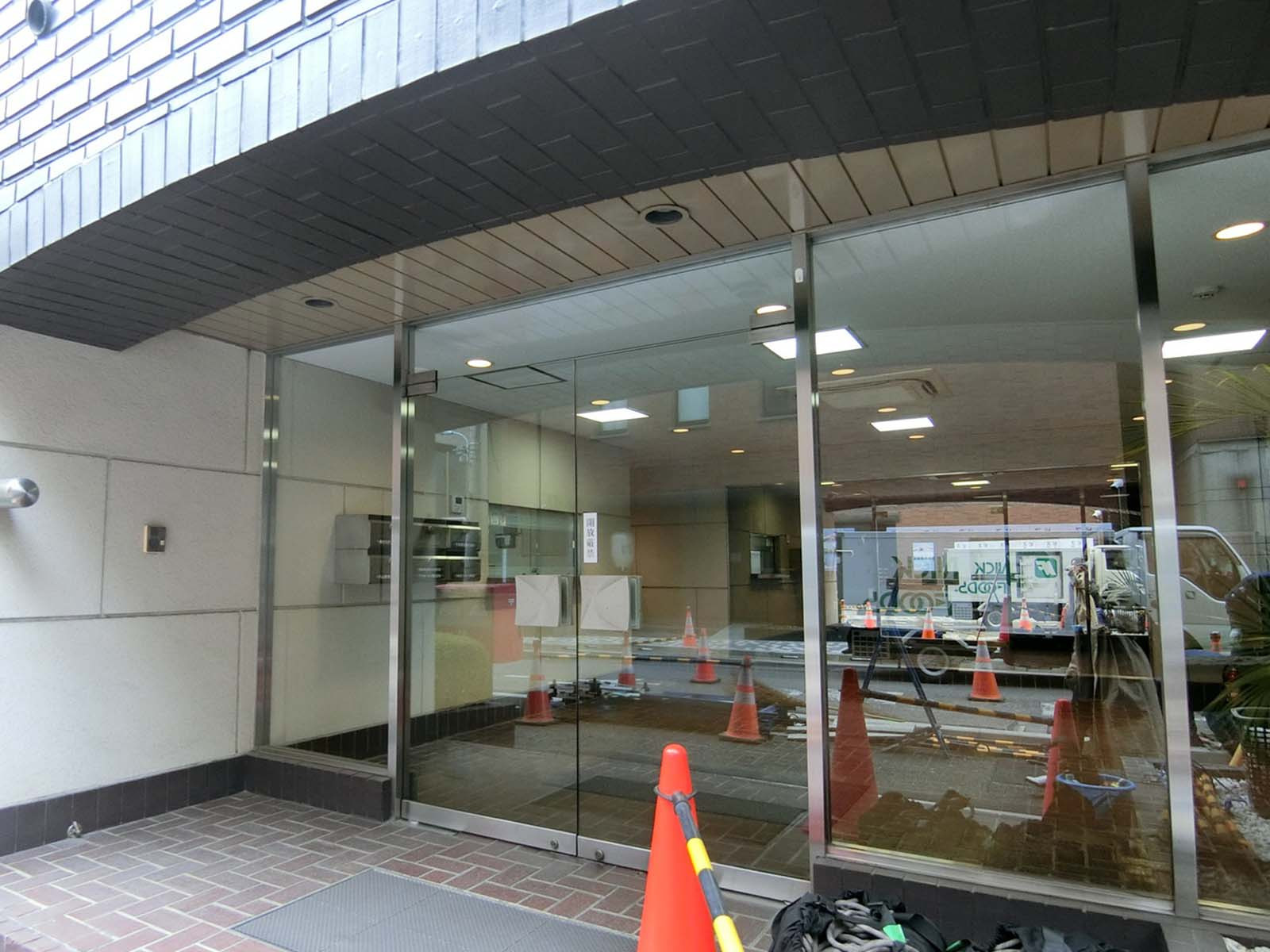 オフィスビル出入口