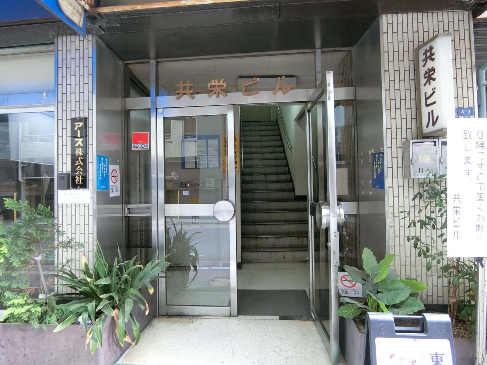 オフィスビル出入口