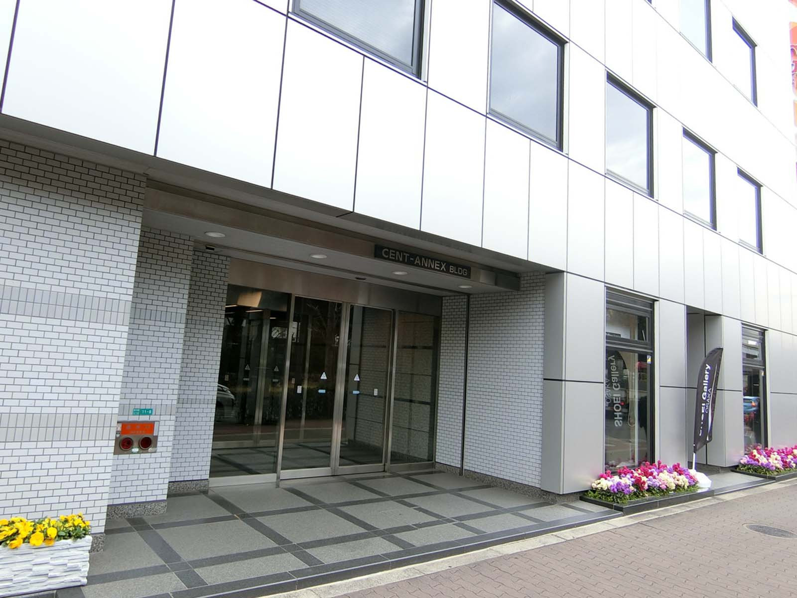 オフィスビル出入口