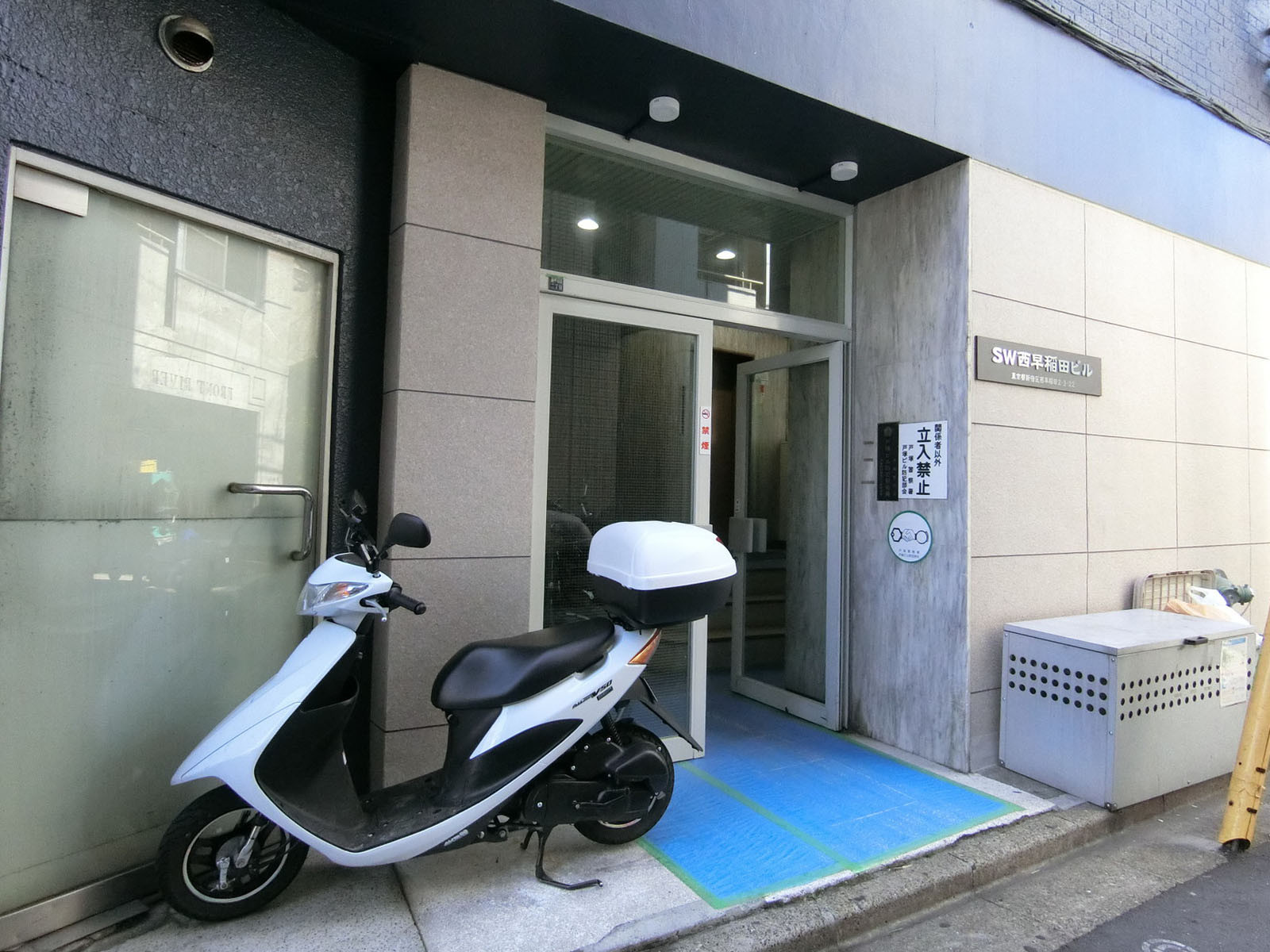 オフィスビル入口