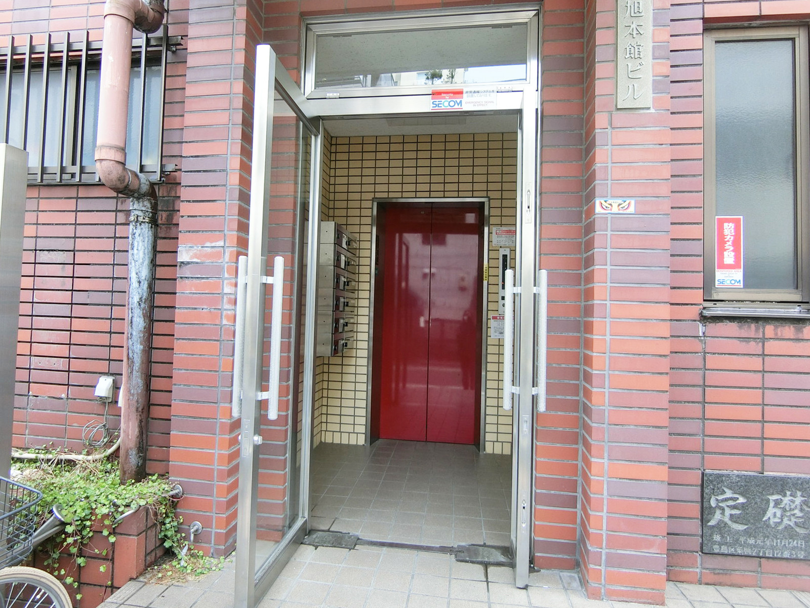 オフィスビル出入口