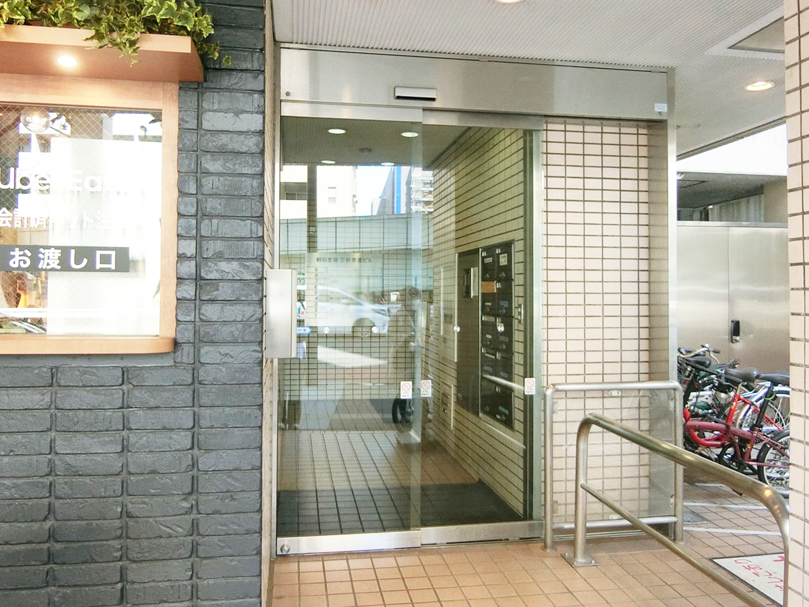 オフィスビル出入口