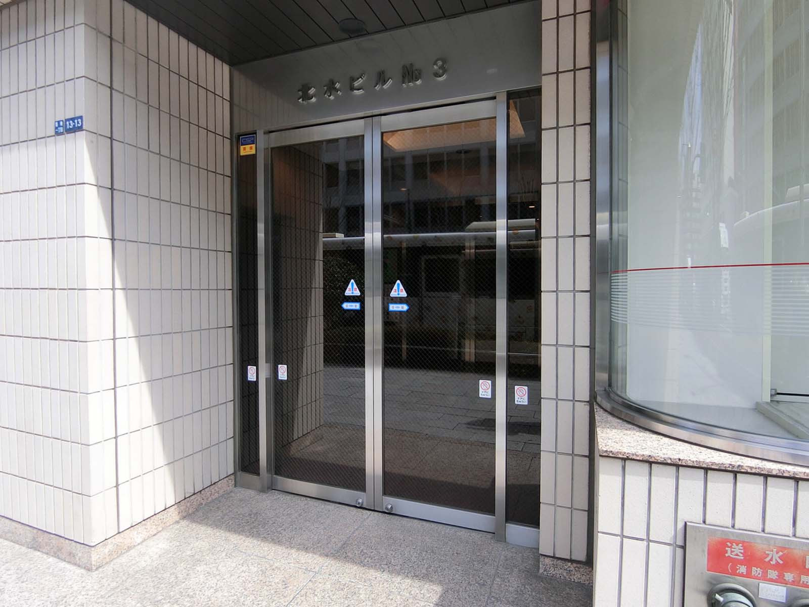 オフィスビル出入口