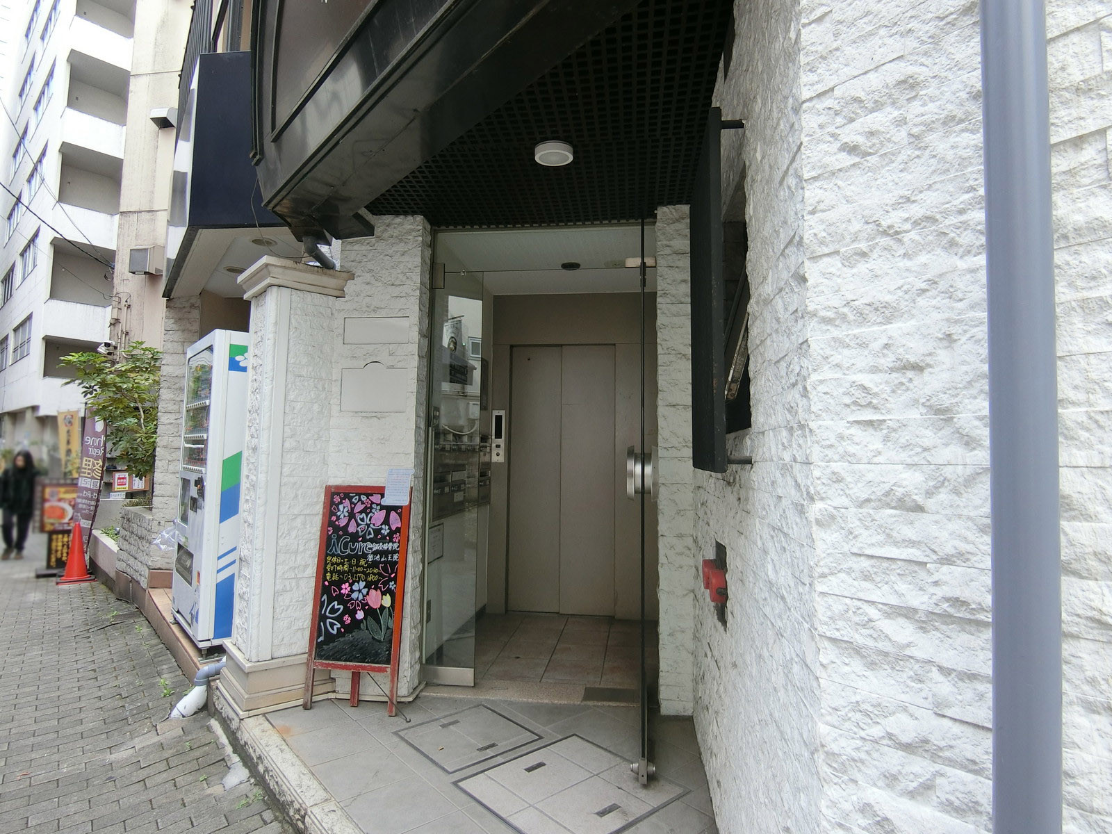 オフィスビル出入り口