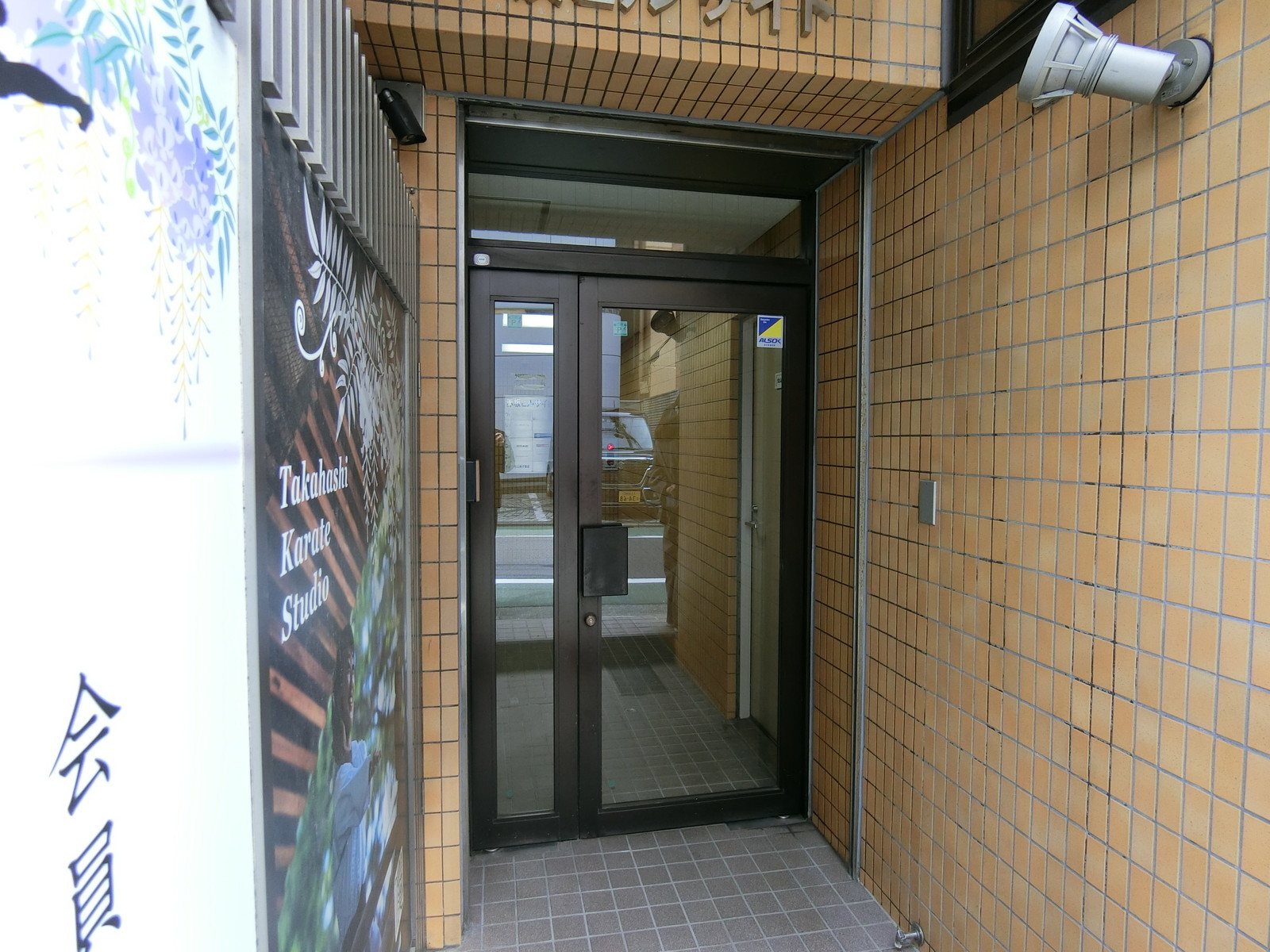 オフィスビル出入り口