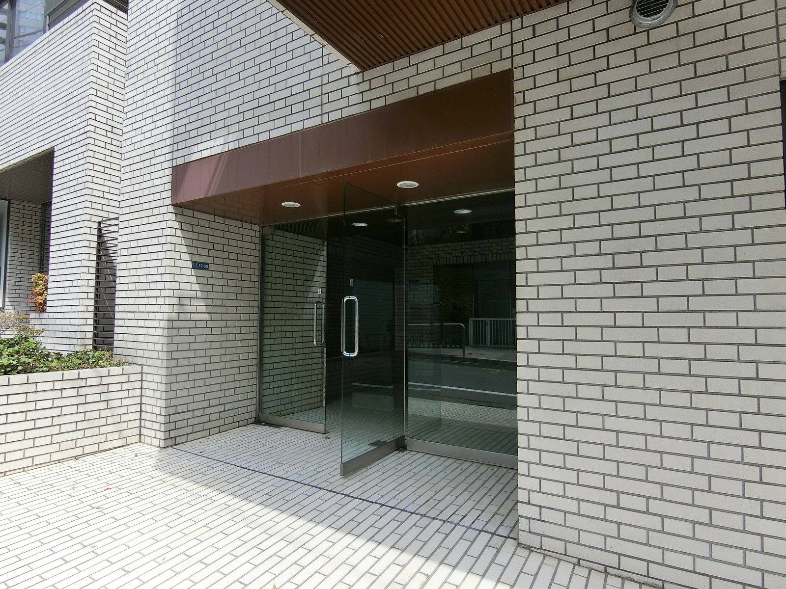 オフィスビル出入り口