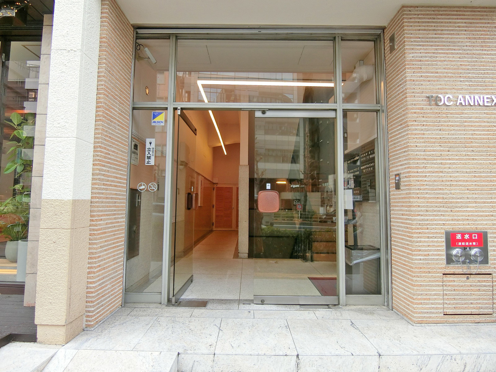 オフィス出入り口