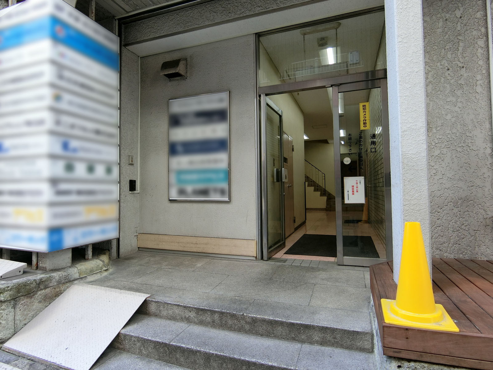 オフィスビル出入口