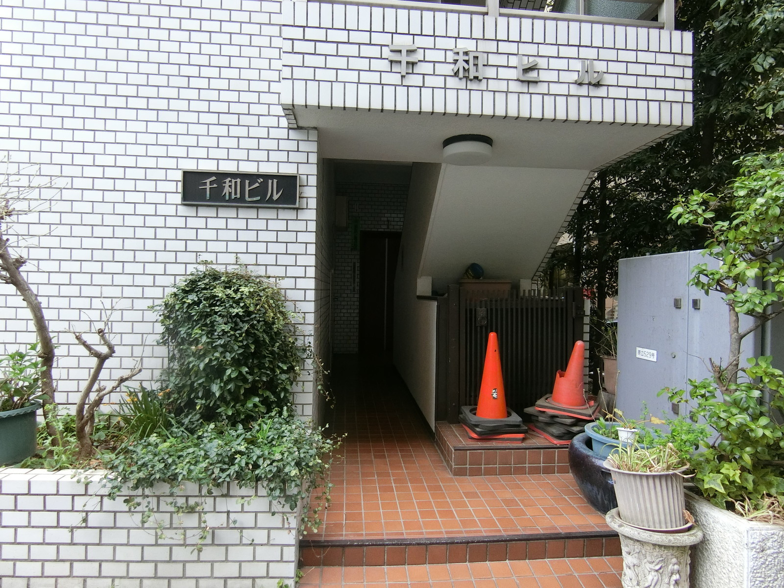 オフィスビル出入り口