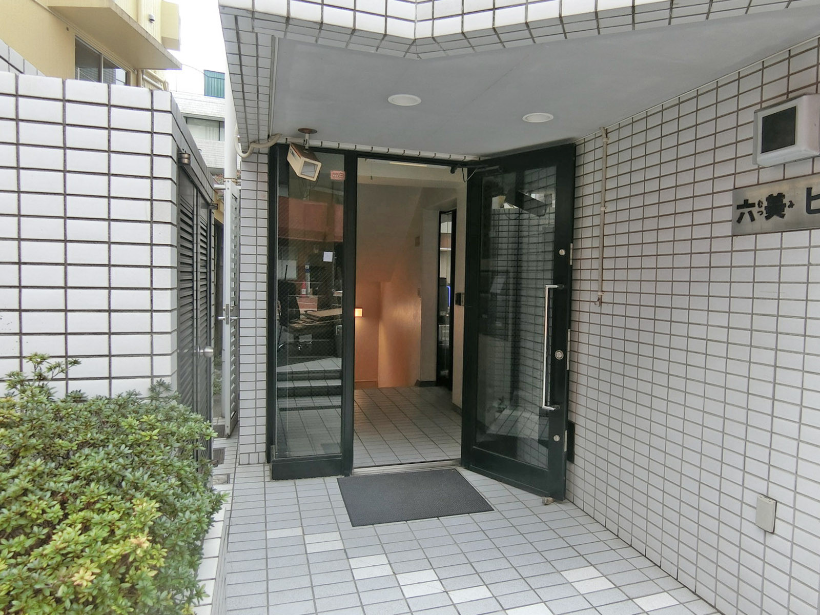 オフィスビル出入り口