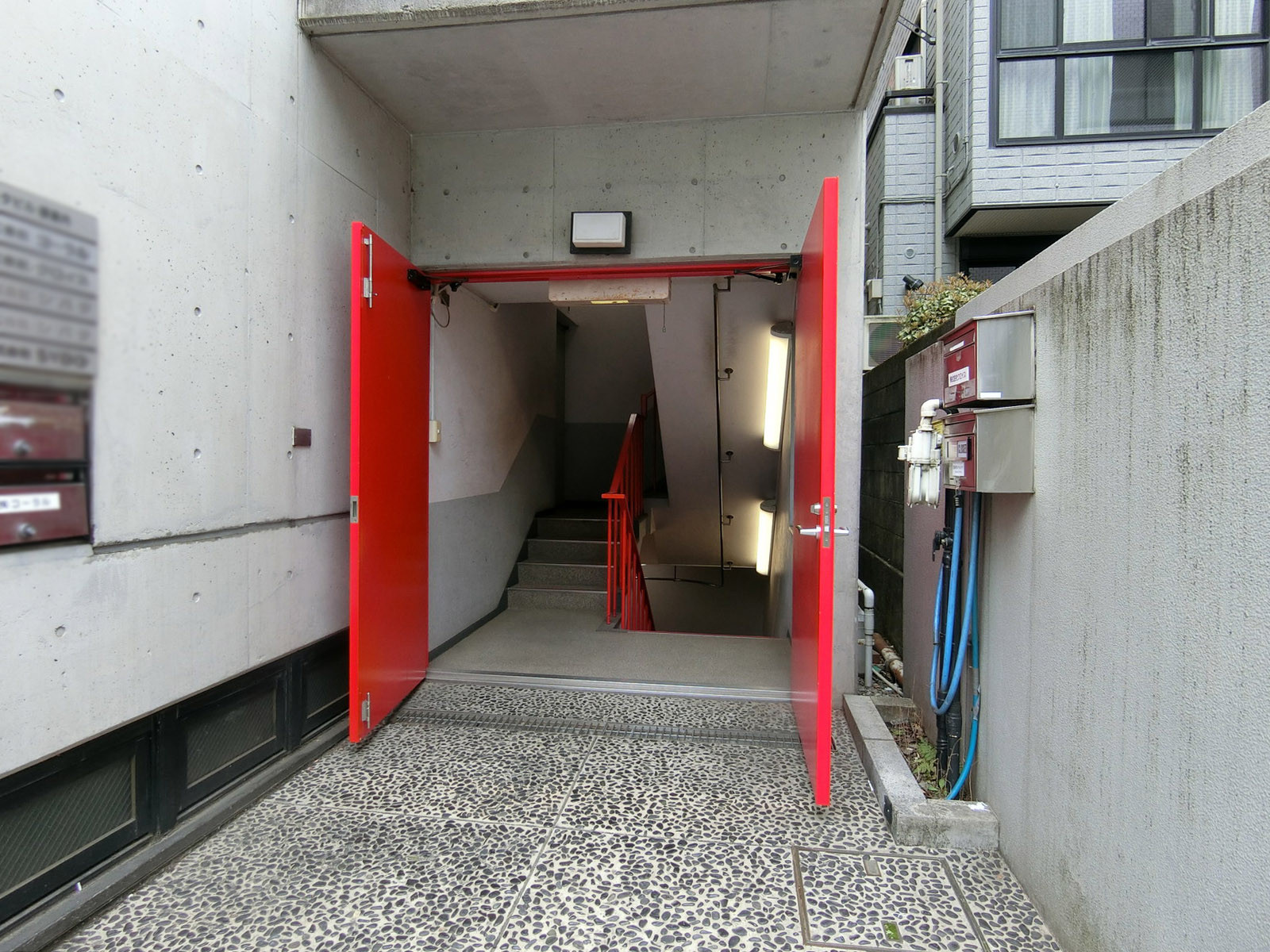オフィスビル出入り口