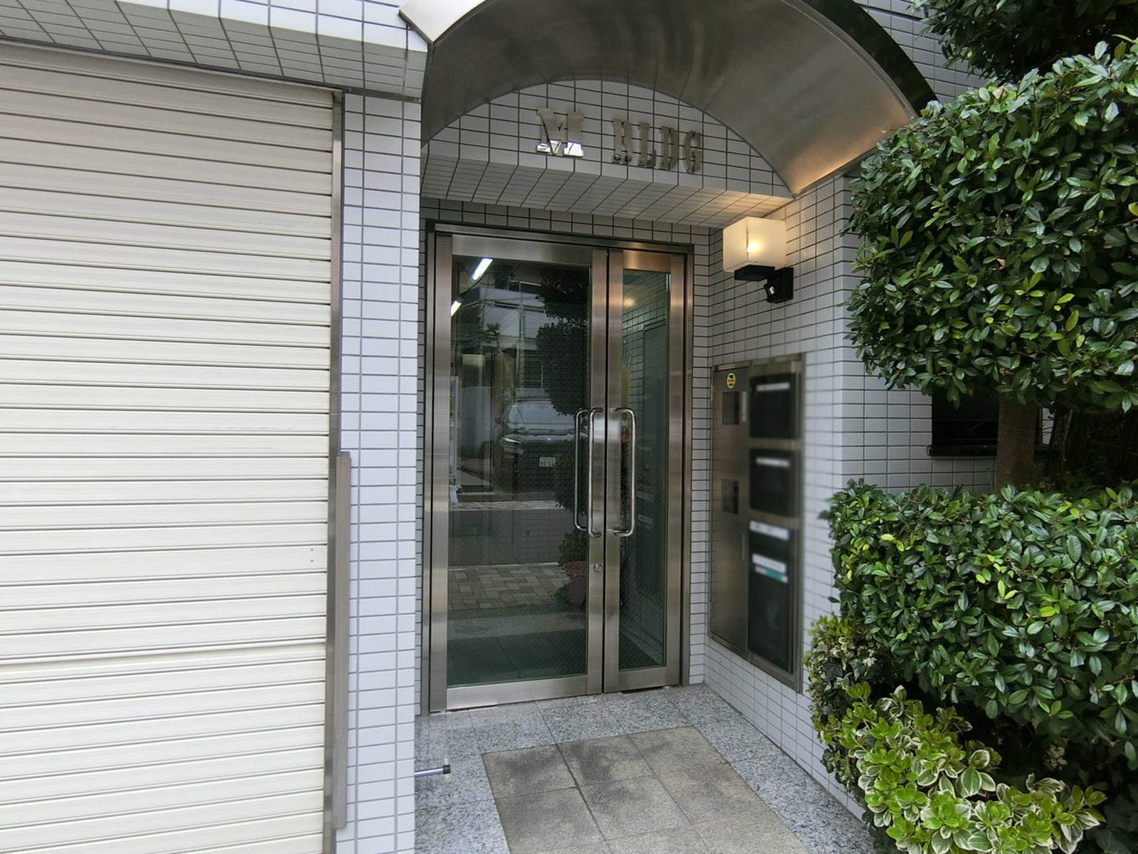 オフィスビル出入り口
