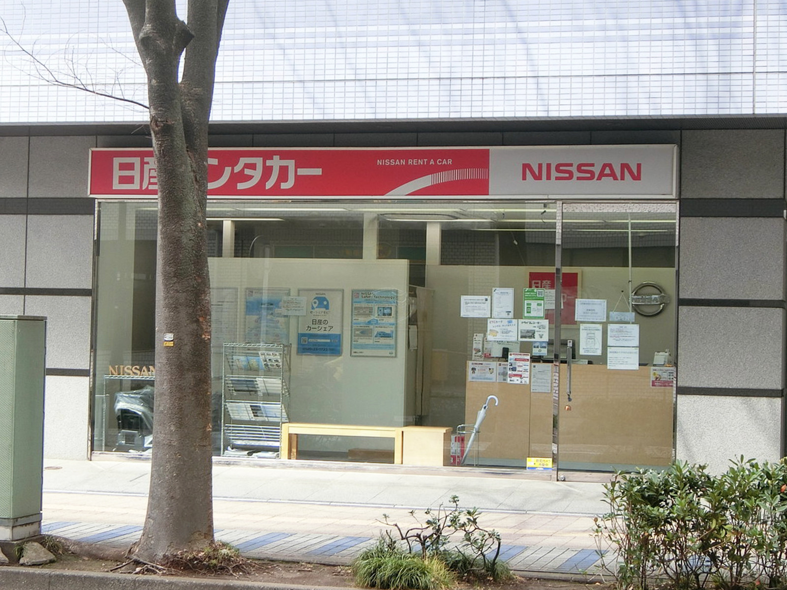 1階の日産レンタカー新横浜駅前店