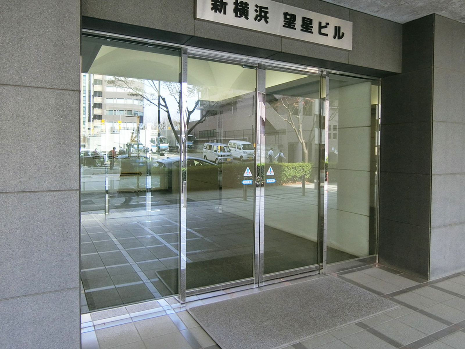 オフィスビル出入口