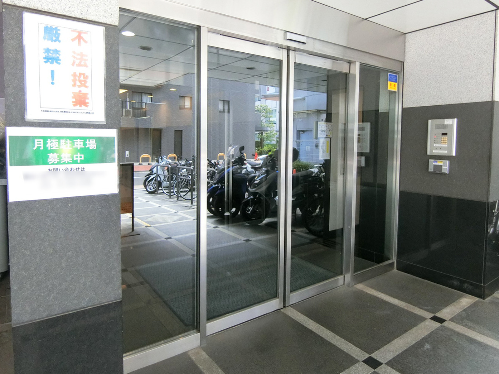 オフィスビル出入口