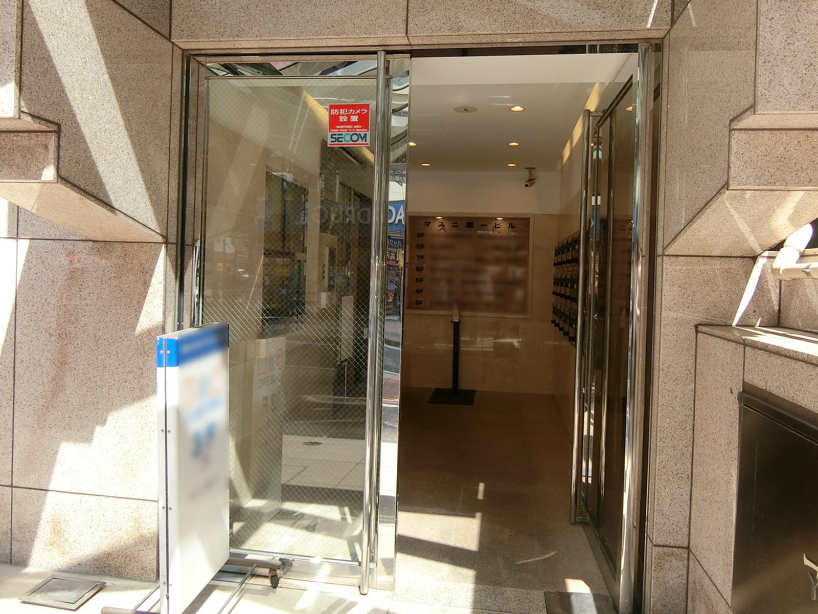 オフィスビル出入口