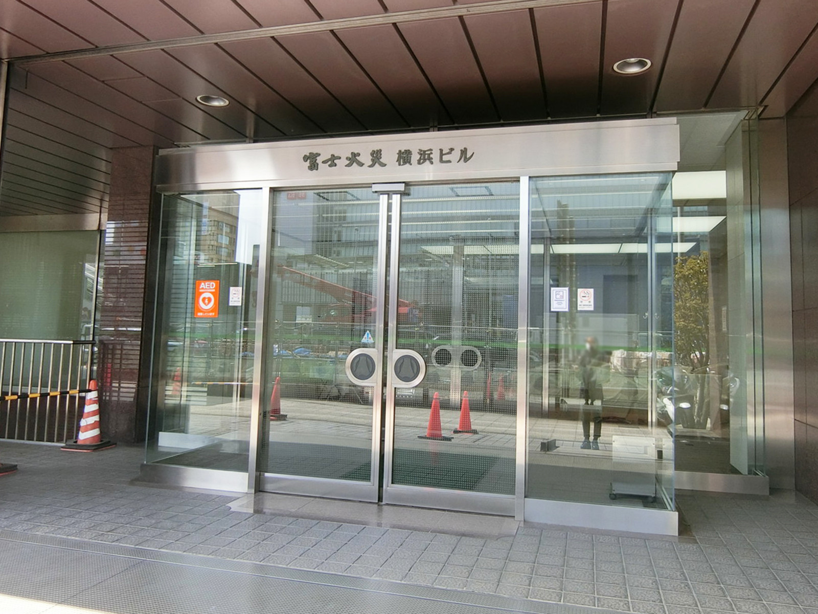 オフィスビル出入口