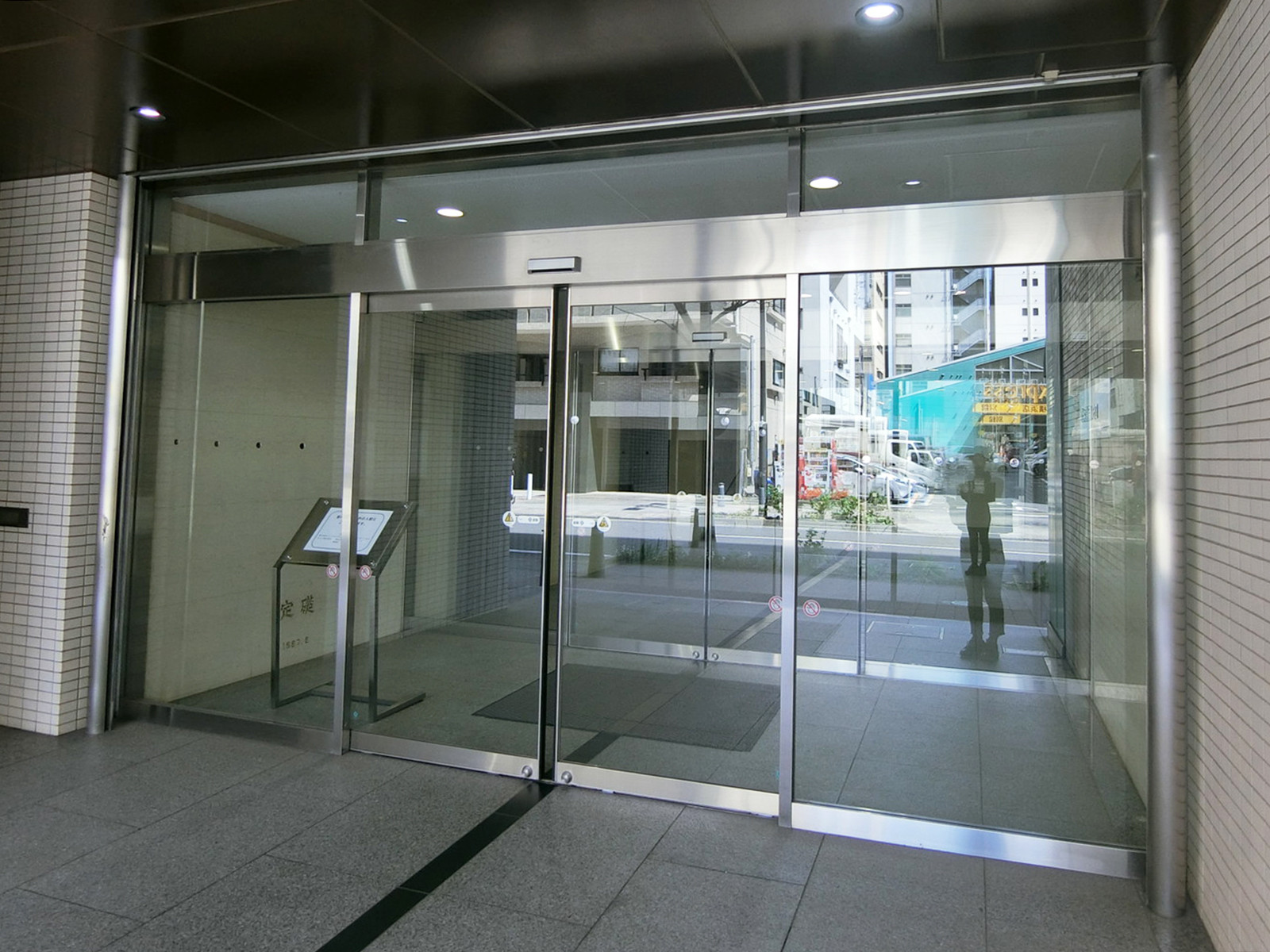 オフィスビル出入口