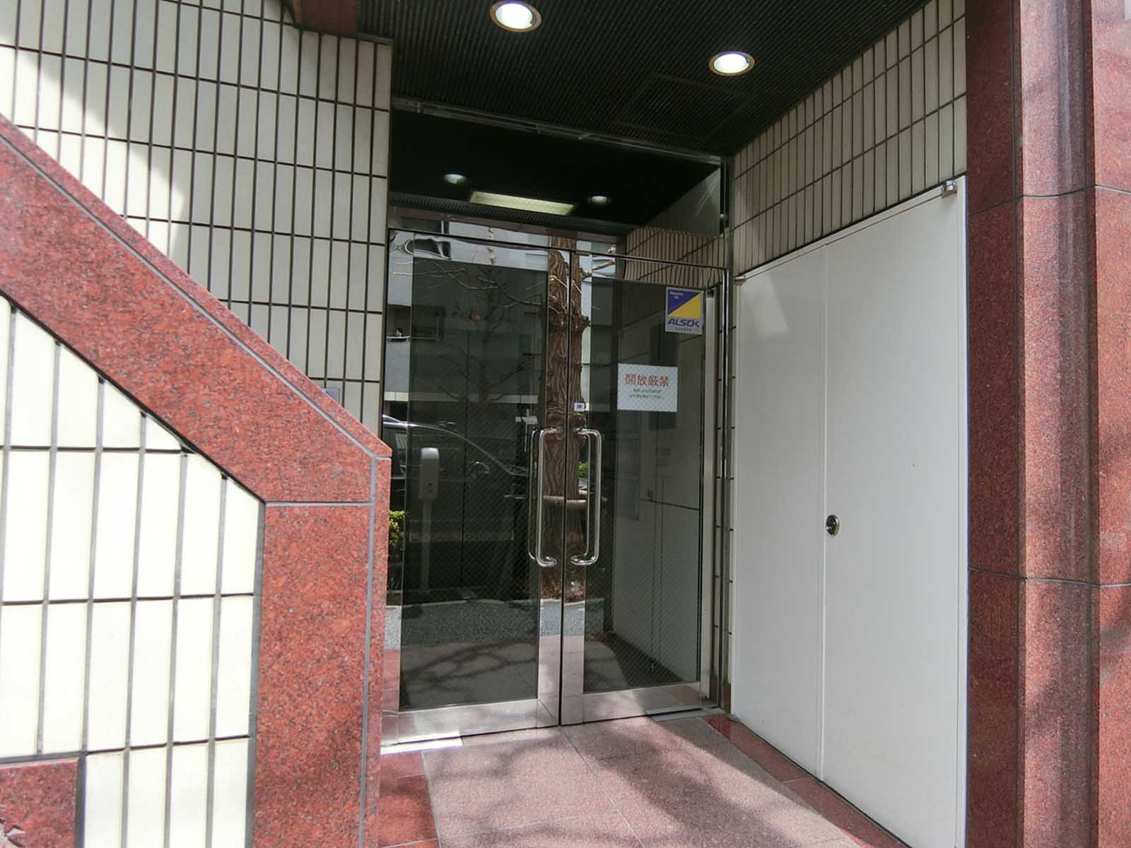 オフィスビル出入口