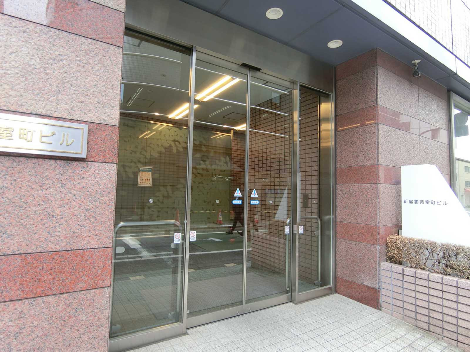 オフィスビル出入口