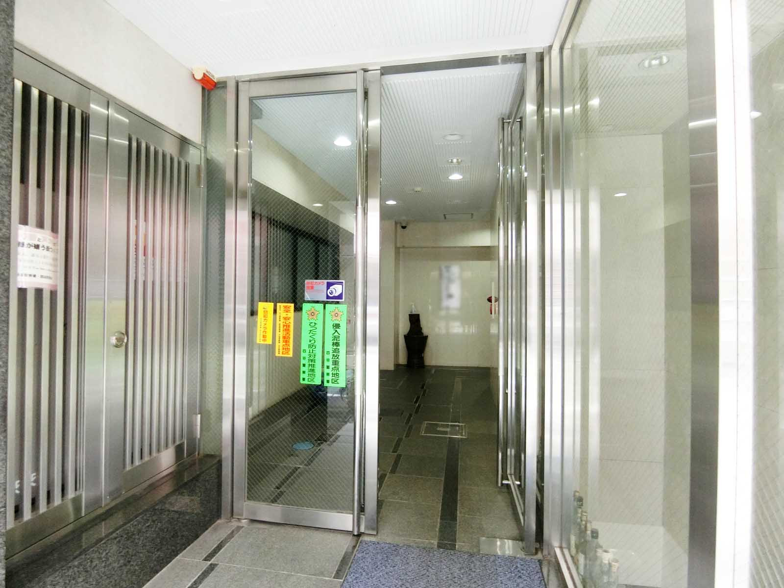 オフィスビル出入口