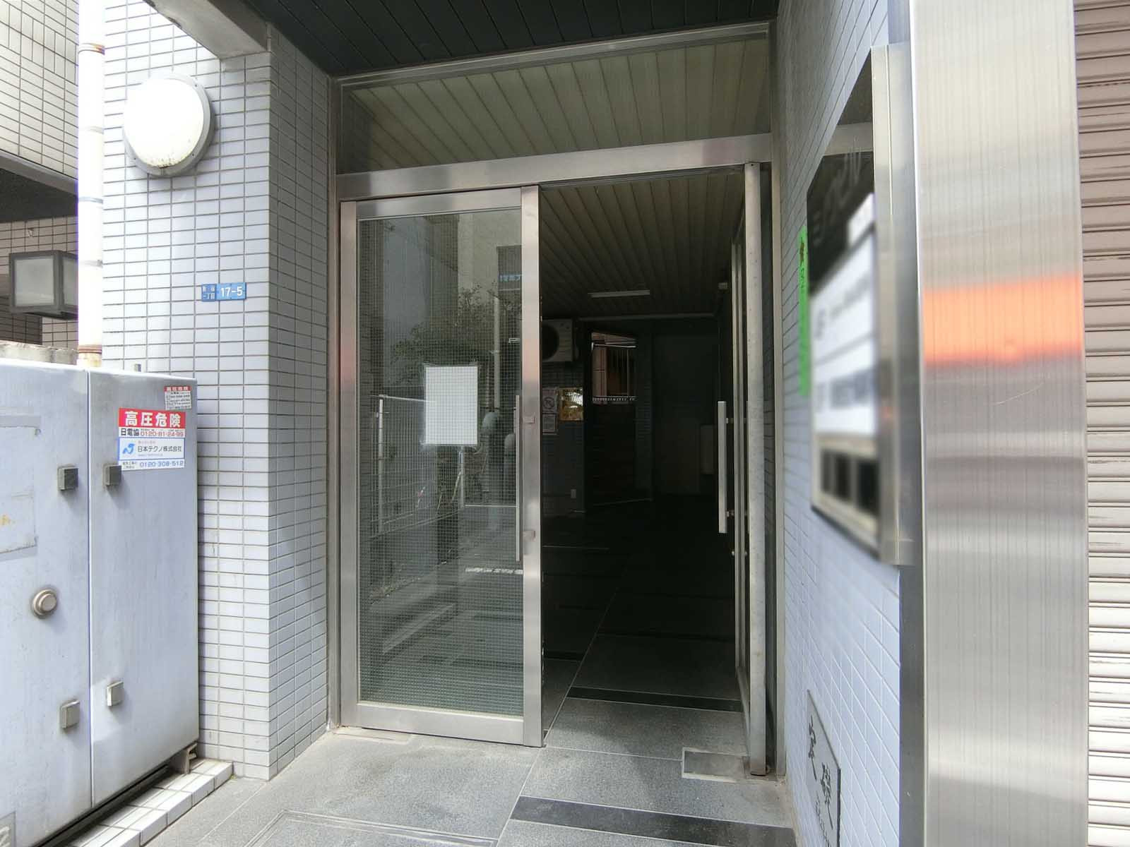 オフィスビル出入口