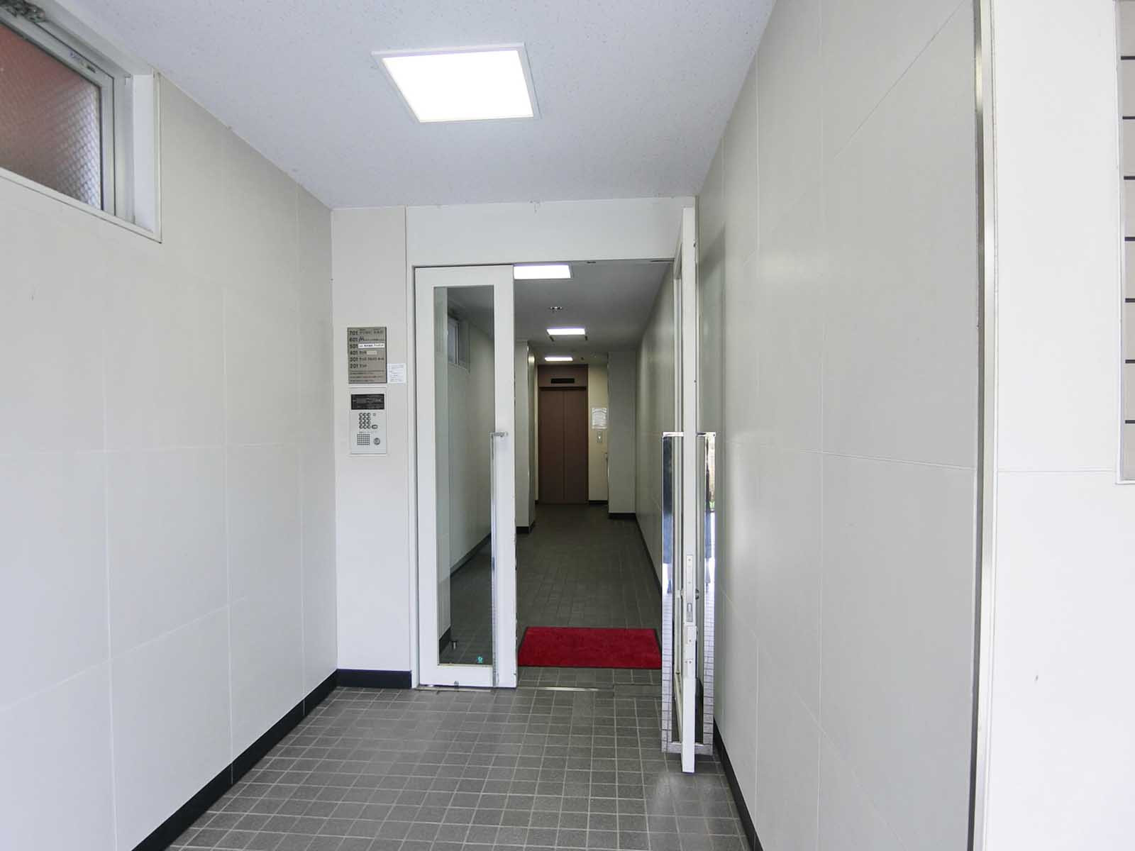 オフィスビル出入口