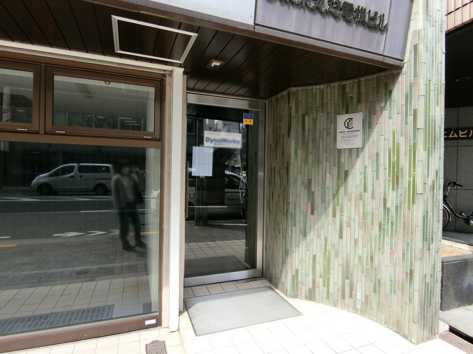オフィスビル出入口