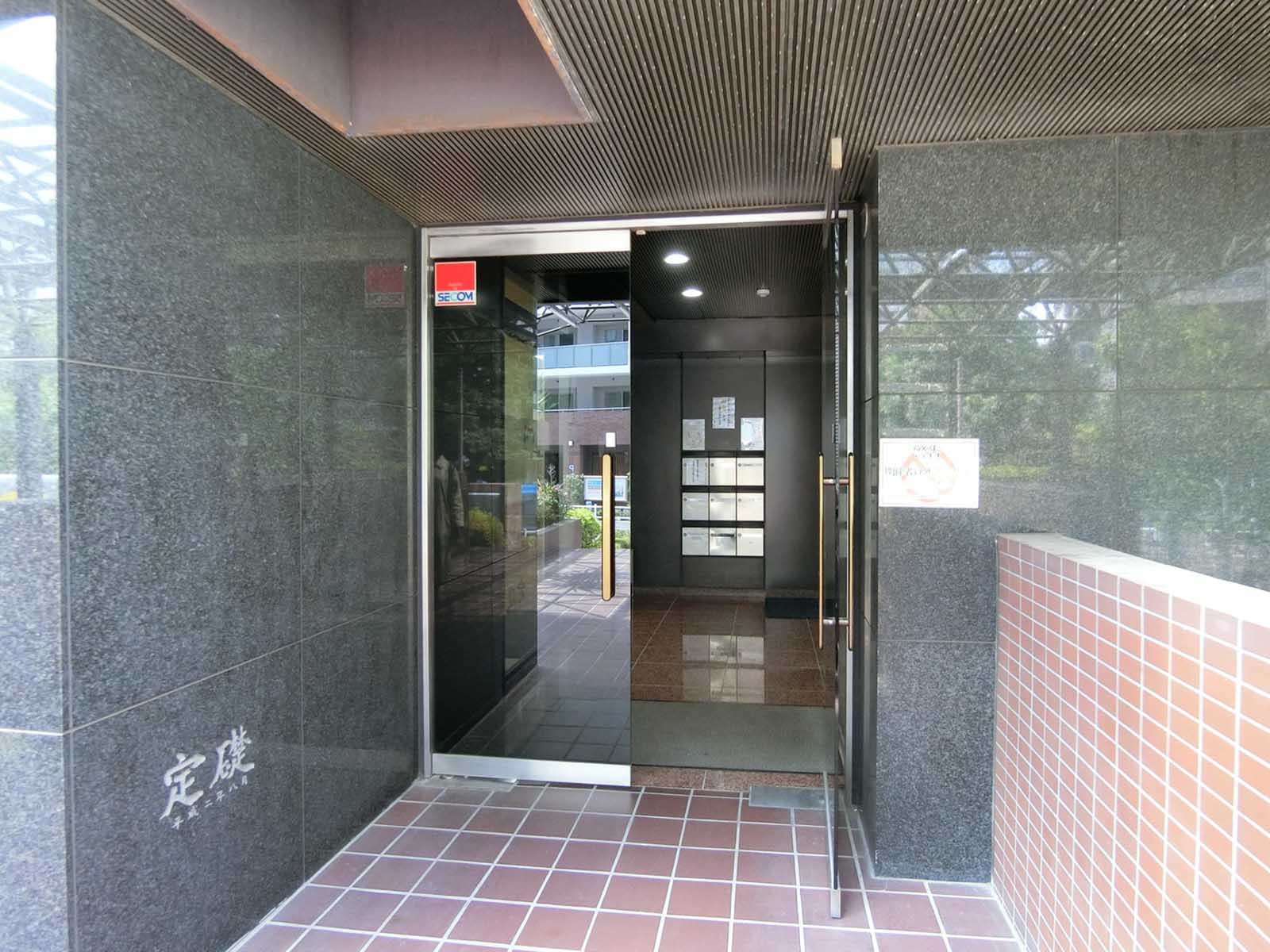 オフィスビル出入口