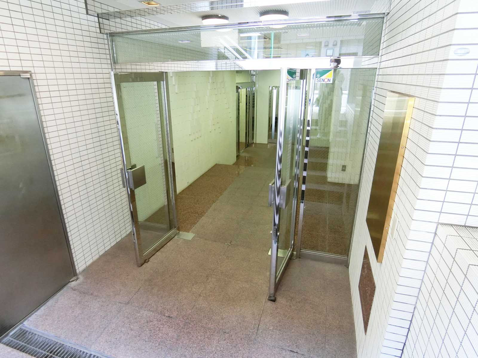 オフィスビル出入口