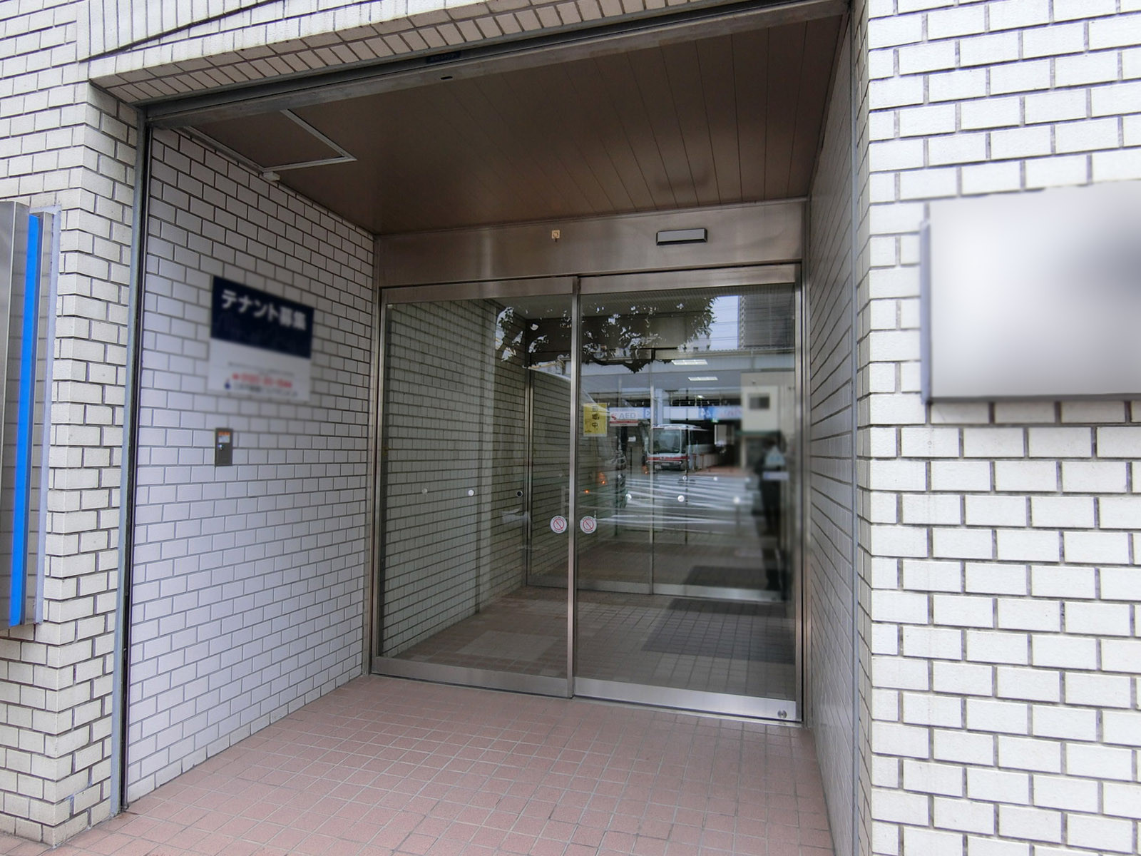 オフィスビル出入り口