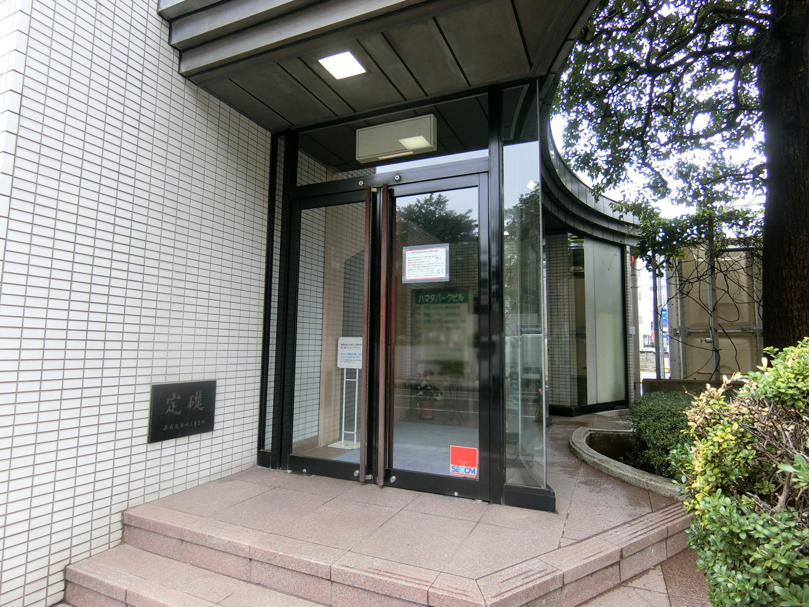 オフィスビル出入り口