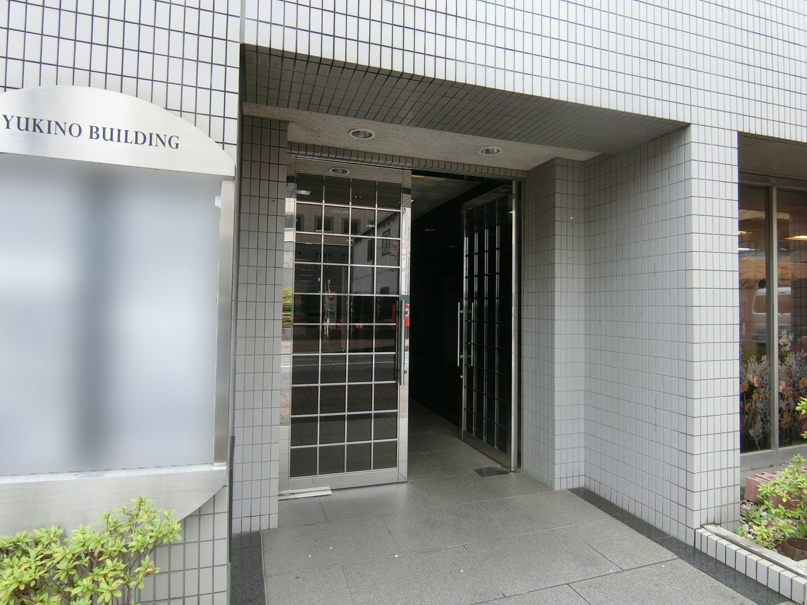 オフィスビル出入り口