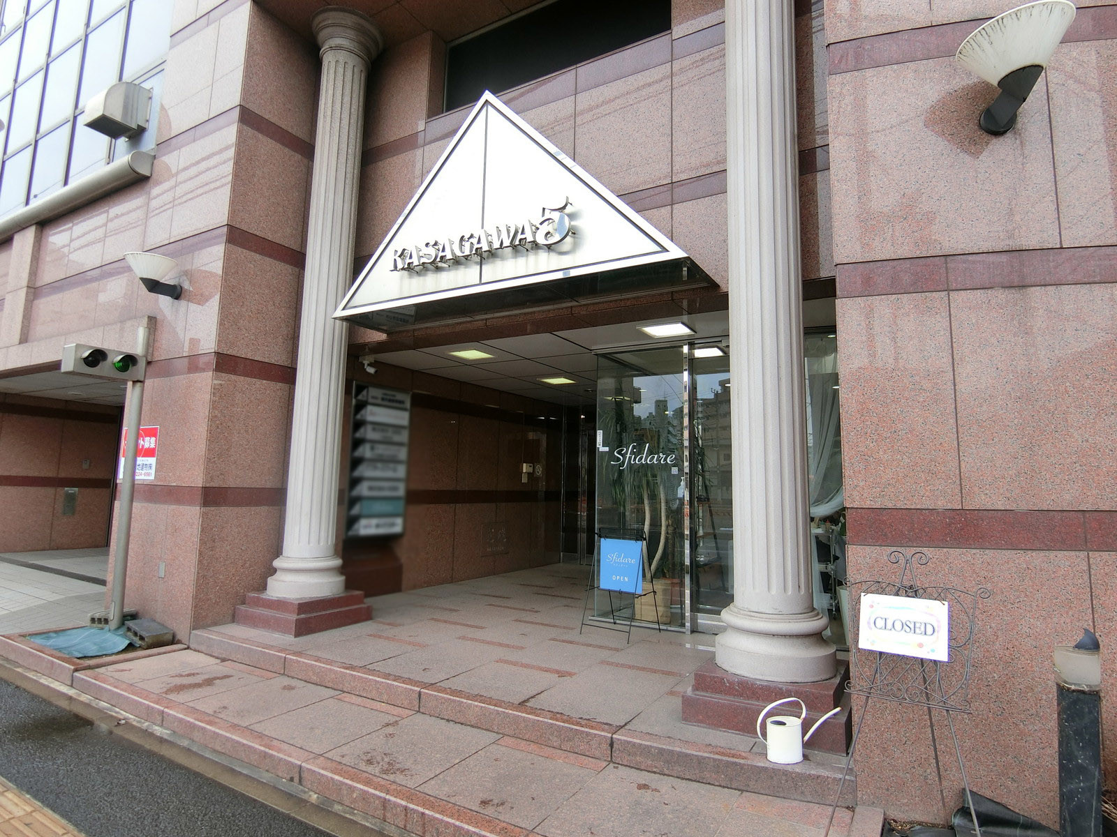 オフィスビル出入り口