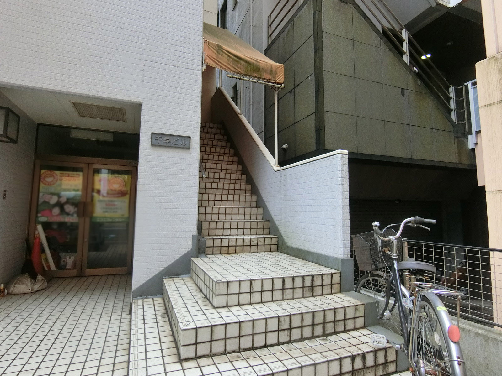 オフィスビル出入り口