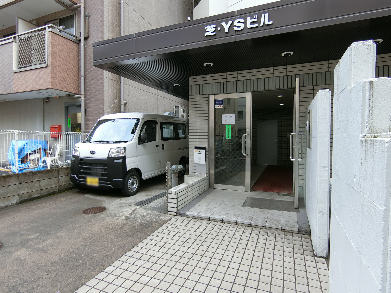 オフィスビル出入口