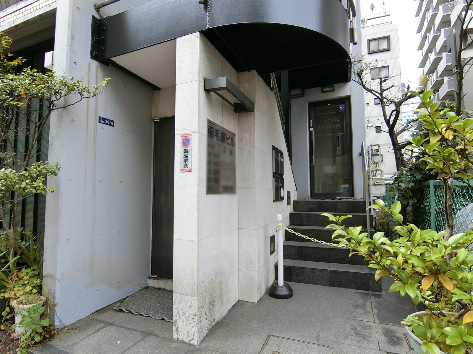 オフィスビル出入口
