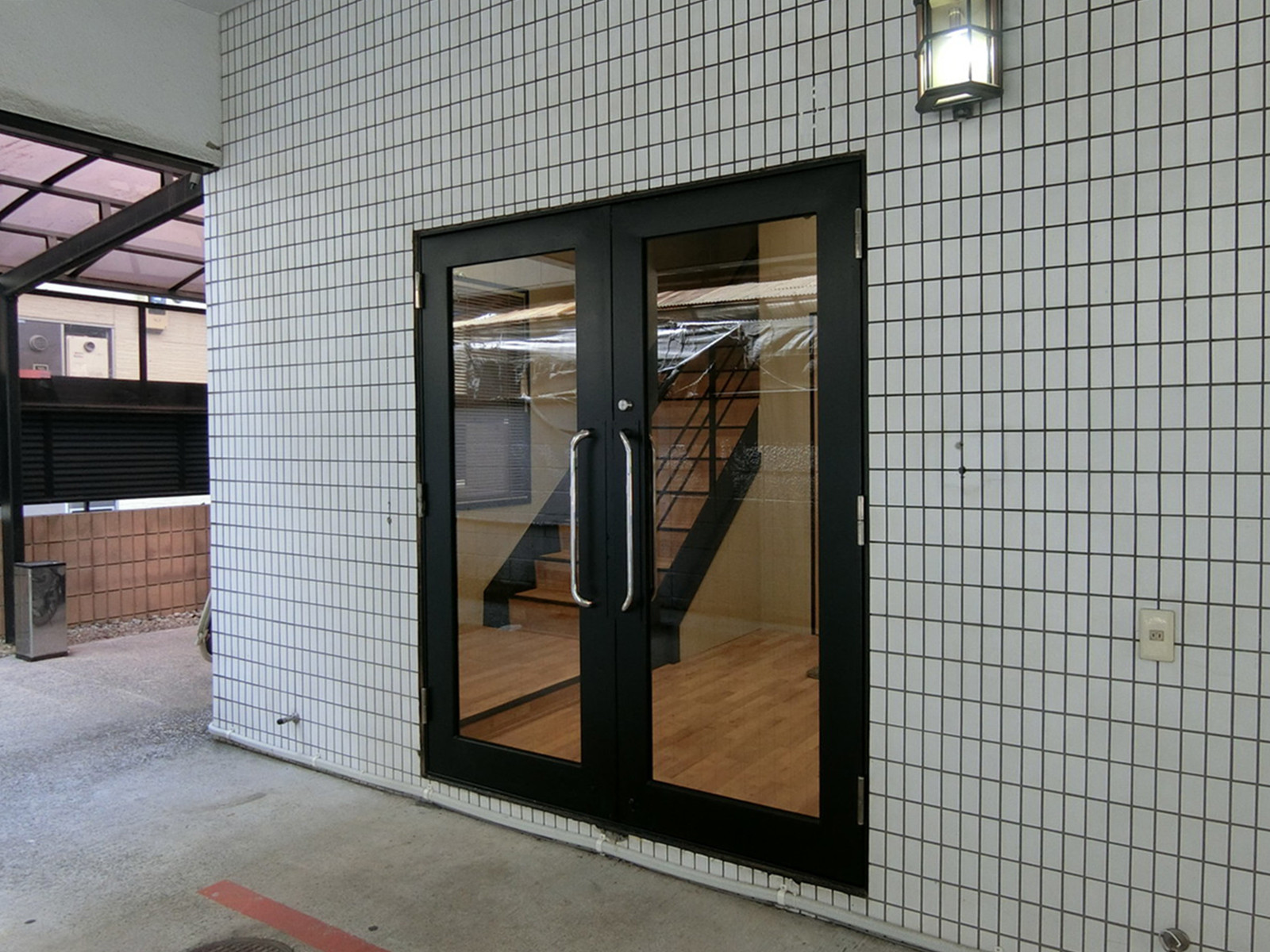 オフィスビル出入口