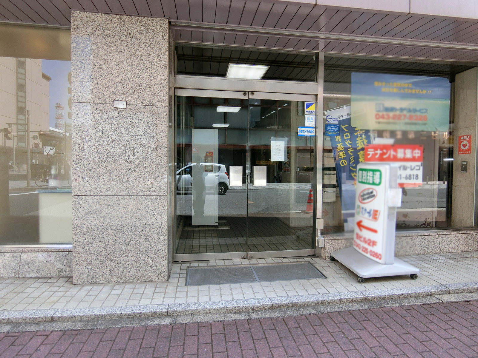 オフィスビル出入り口