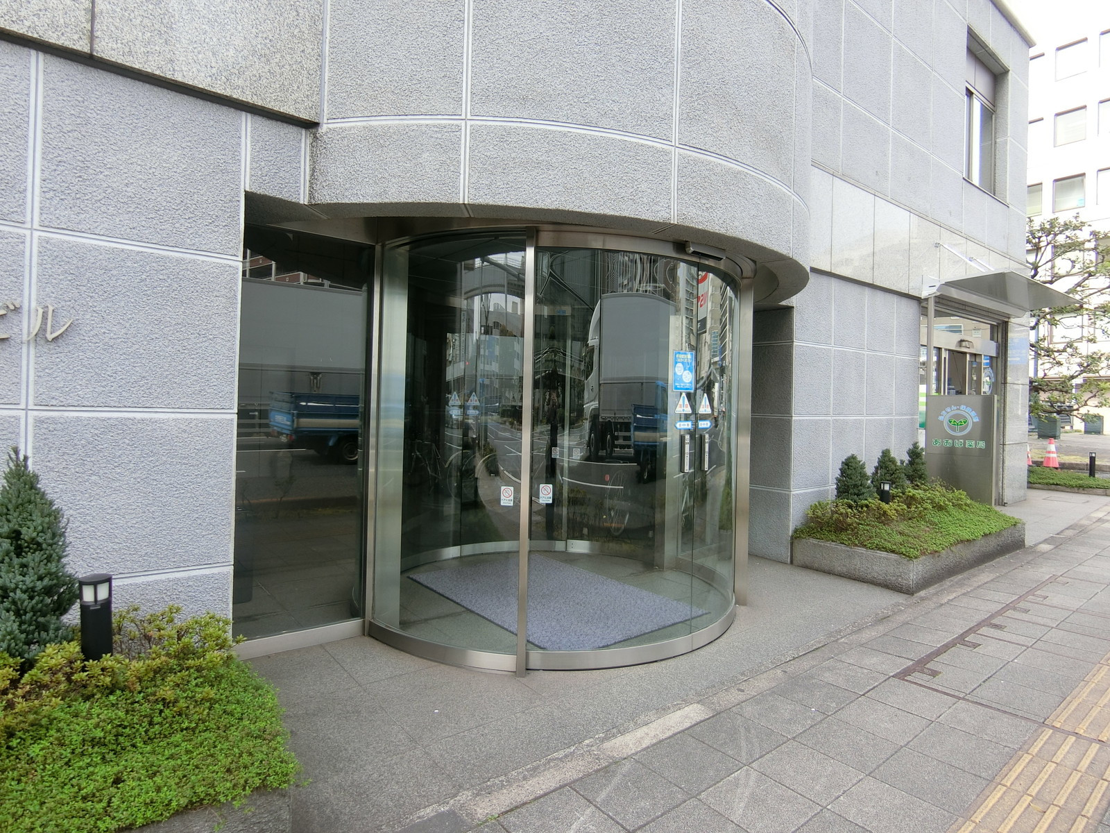 オフィスビル出入り口