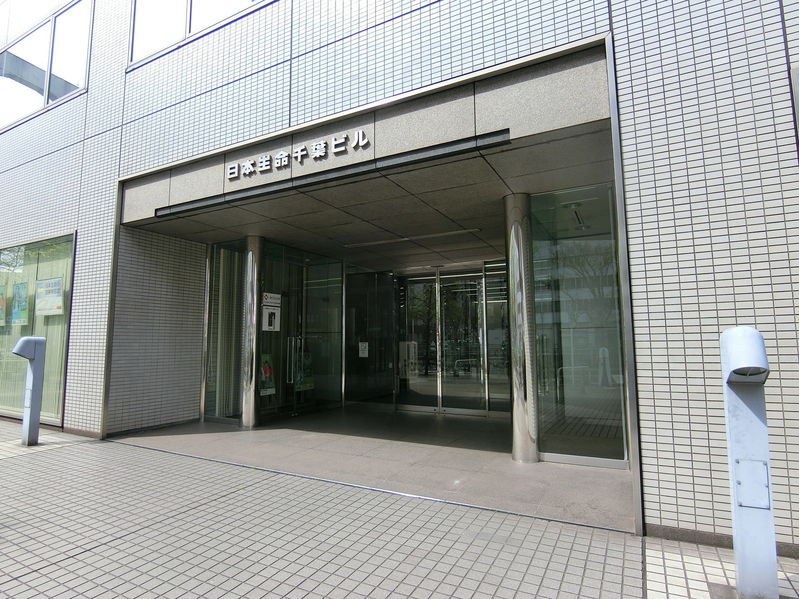 オフィスビル出入口