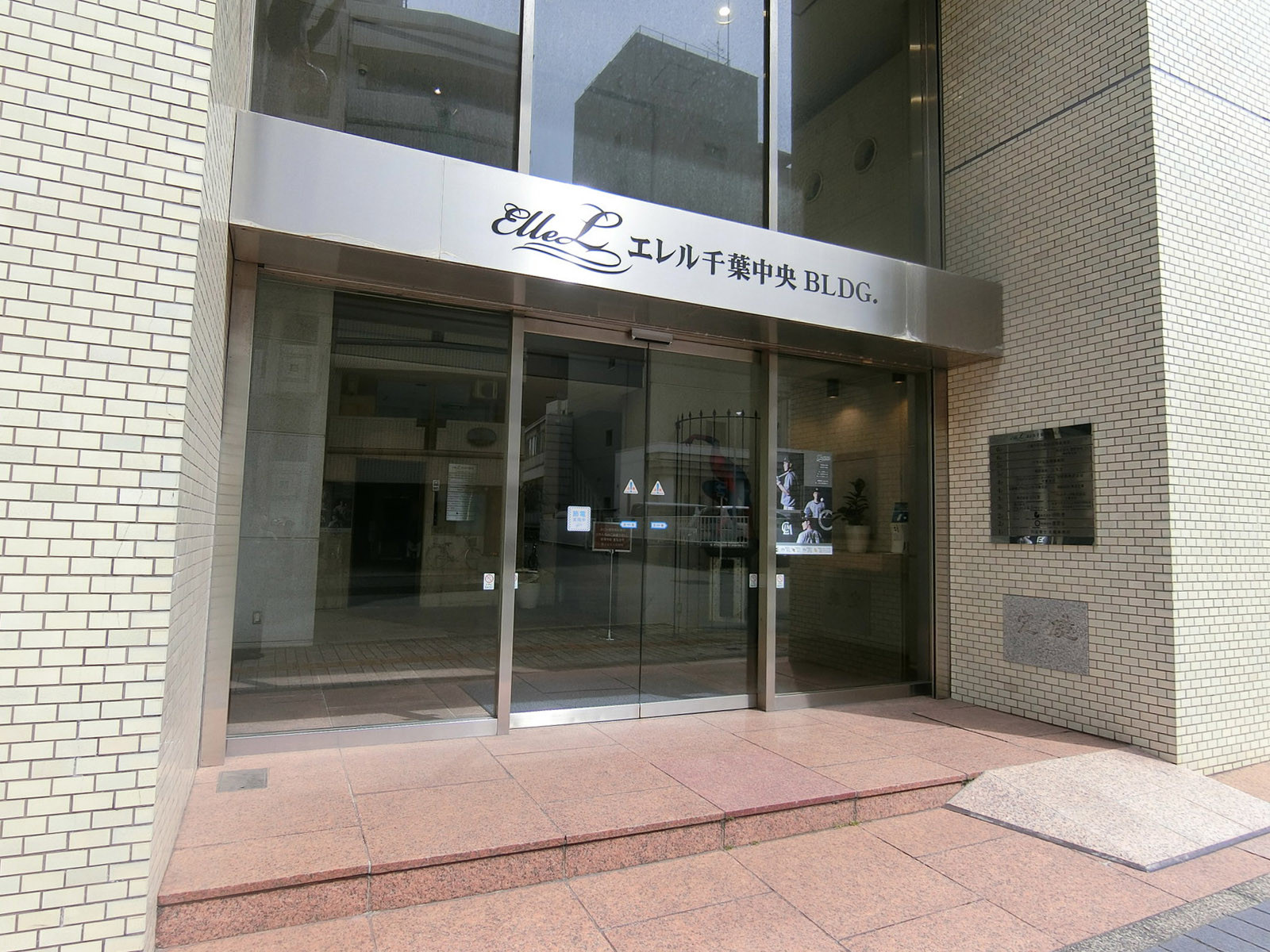 オフィスビル出入り口