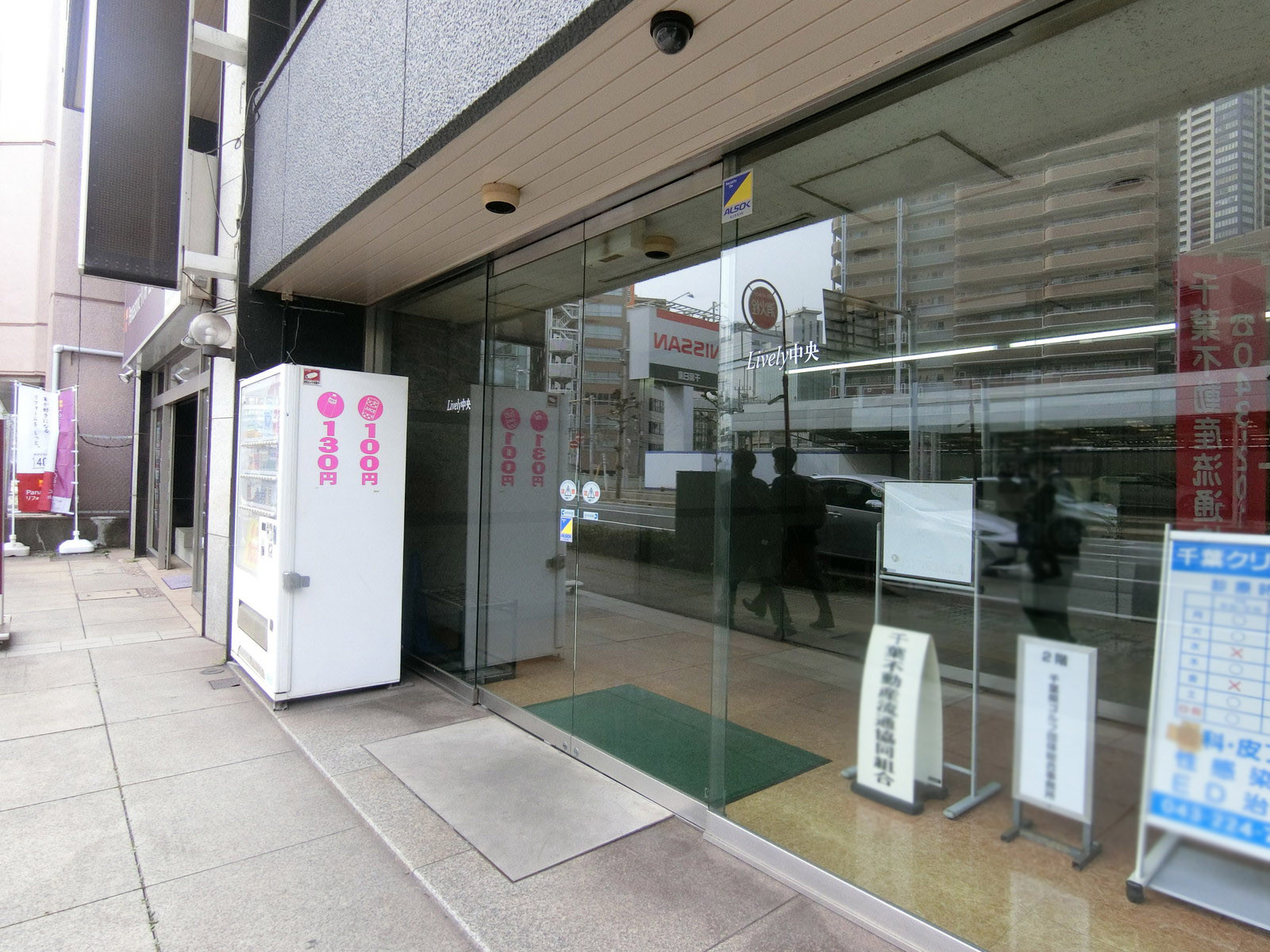 オフィスビル出入口